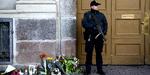 Sympati. En politibetjent holder vagt foran den franske ambassade i København, hvor folk i løbet af dagen er kommet forbi med blomster og lys for at vise sympati med ofrene for terrorangrebene i Paris. 