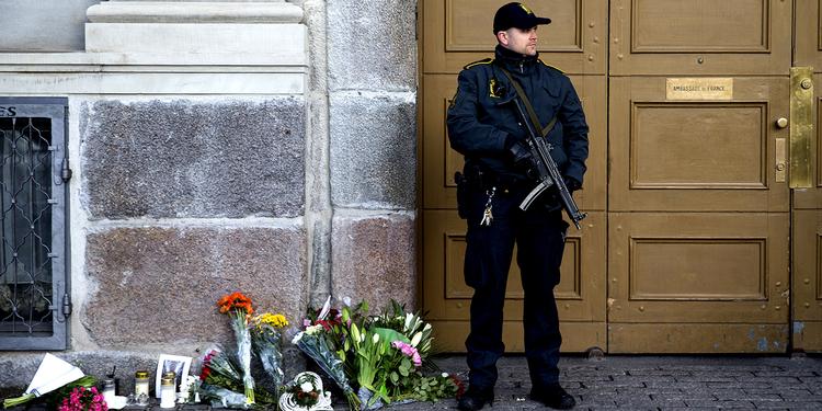 Sympati. En politibetjent holder vagt foran den franske ambassade i København, hvor folk i løbet af dagen er kommet forbi med blomster og lys for at vise sympati med ofrene for terrorangrebene i Paris. 