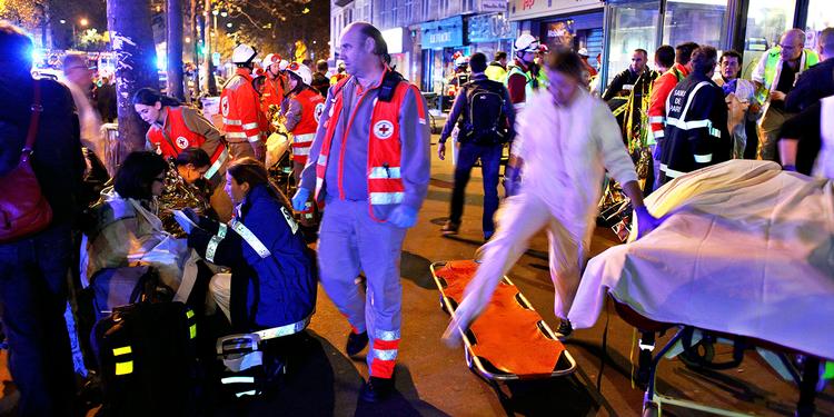 Terror. Redningsfolk arbejder i nat på gaden foran spillestedet Bataclan i Paris. Et at de steder i den franske hovedstad, der blev ramt af et koordineret terrorangreb. 