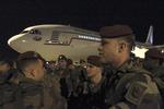 Sikkerhed. Franske soldater ankommer til Charles de Gaulle lufthavnen i det nordlige Paris, for at forstærke sikkerheden efter gårsdagens terrorangreb. 