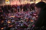 SORGBEARBEJDNING. Også sidste år efter terrorangrebet i Paris reagerede mange danskere spontant for eksempel ved som her at lægge blomster foran den franske ambassade på Kgs. Nytorv i København. 