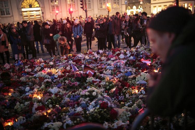 SORGBEARBEJDNING. Også sidste år efter terrorangrebet i Paris reagerede mange danskere spontant for eksempel ved som her at lægge blomster foran den franske ambassade på Kgs. Nytorv i København. 