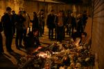 Et døgn efter samles indbyggerne i Paris de steder, hvor terrorangrebene fandt sted. 