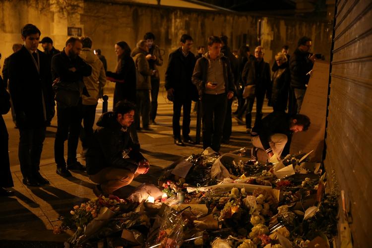 Et døgn efter samles indbyggerne i Paris de steder, hvor terrorangrebene fandt sted. 