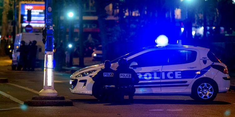 Terror. Fransk politi fredag nat i aktion ved et at de steder , hvor terrorister slog til. 