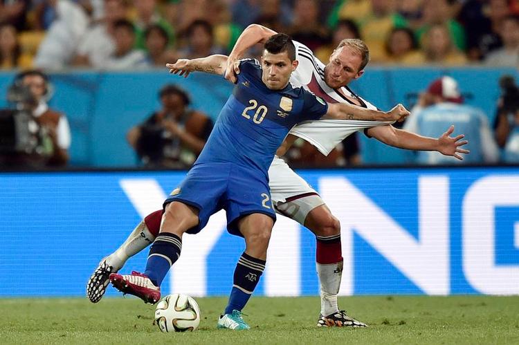 Mål. Fodbold er den største fællesmængde mellem de to venner Karl Ove Knausgård og Frederik Ekelund. 