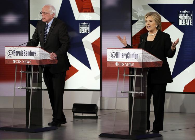 Debat. I aftenens debat mellem de tre amerikanske præsidentkandidater fra den demokratiske fløj fyldte terrorangrebet i Paris de første 40 minutter. Her ses fra venstre Bernie Sanders og Hillary Clinton. 