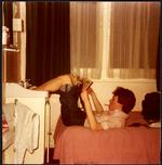 Fodbad. Michael Strunge efter en lang dags traven i Londons gader. Studietur 2. g, påsken 1977. Privatfoto fra bogen/Michael Strunges arkiv, Håndskriftsamlingen, Det Kongelige Bibliotek 