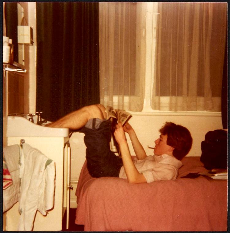 Fodbad. Michael Strunge efter en lang dags traven i Londons gader. Studietur 2. g, påsken 1977. Privatfoto fra bogen/Michael Strunges arkiv, Håndskriftsamlingen, Det Kongelige Bibliotek 