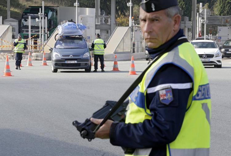 Efterforskning. Frankrig har indført grænsekontrol efter angrebene i fredags. 