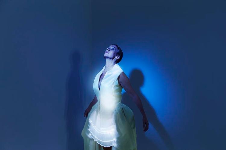 Distinkt. Hvis noget fæstner sig i hukommelsen efter den meget korte forestilling er det mezzosopranen Signe Asmussen.