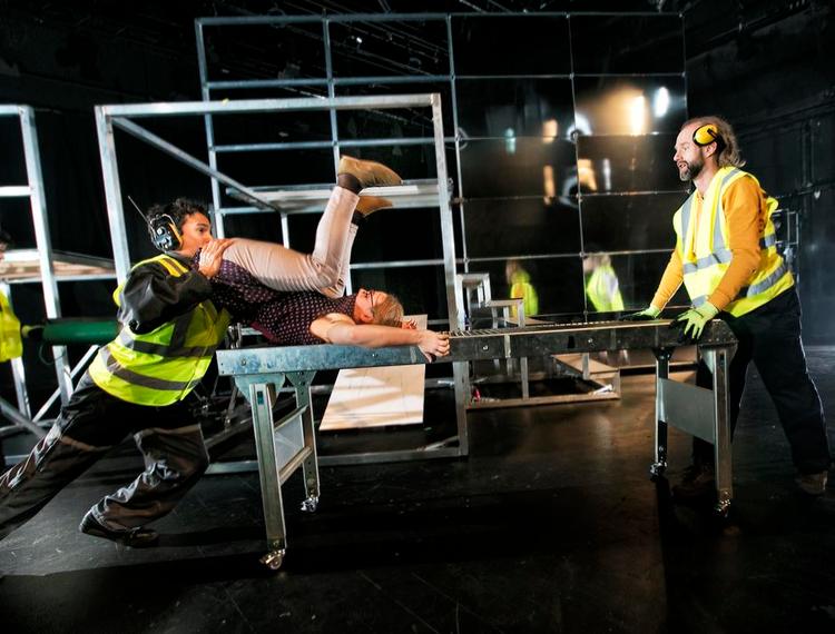 Bagagekontrol. Det syv mand stærke personale i 'Airport' tonser rundt for at få dramaet til at rulle. 