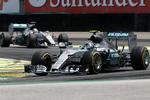 Deja-vu. En Mercedes med en Mercedes som nærmeste forfølger. Sådan var det også i 11 grandprixer i sidste sæson 