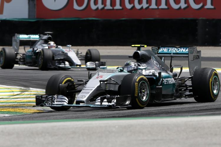 Deja-vu. En Mercedes med en Mercedes som nærmeste forfølger. Sådan var det også i 11 grandprixer i sidste sæson 