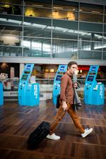Airport. Instruktøren Kristján Ingimarsson er i november tilbage med et teaterstykke om noget, vi alle kender: lufthavnen. En kulisse, mener instruktøren, som vi selv har skabt og frivilligt underlægger os, men som vi også kunne lave om på, hvis vi havde lyst. 