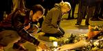 Terrorangreb. Folk placerer lys i Paris halvandet døgn efter angrebet i Frankrig. 