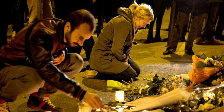 Terrorangreb. Folk placerer lys i Paris halvandet døgn efter angrebet i Frankrig. 
