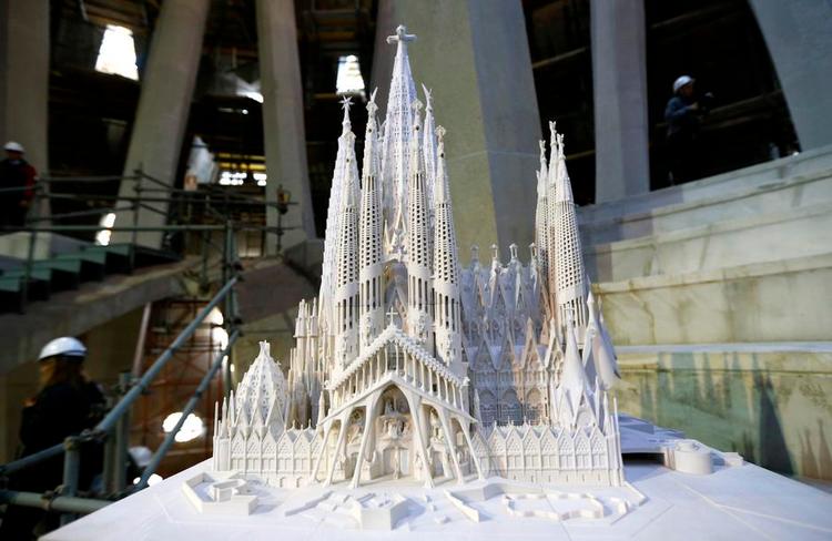 MESTERVÆRK. Modellen af den færdige La Sagrada Familia-kirke blev præsenteret på et pressemøde i selve kirken. 