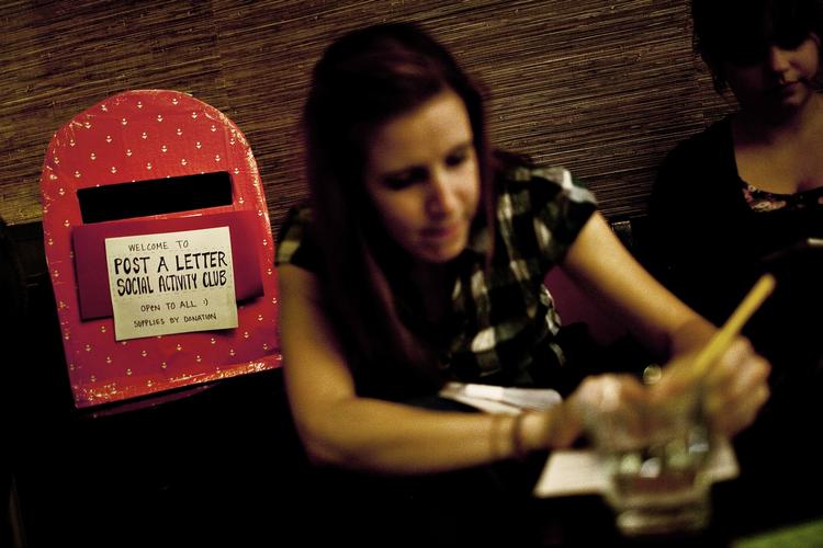 Tilbage i 2011 forsøgte Alison at holde brevskrivningens kunst ved lige, men prisen på porto fremmer ikke lysten til at sende A-post. Nu begynder grænsehandlende danskere at sende posten i Tyskland. 