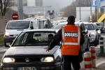 kontrol. En fransk toldbetjent ved grænsen til Schweiz, efter at Franrkig fredag lukkede grænserne efter terror. 