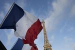 Sorg. Det franske flag vil sammen med andre europæsike flag gå på halv i dag, når hele Europa i dag klokken 12 holder ét minuts stilhed for fredagens terrorofre. 