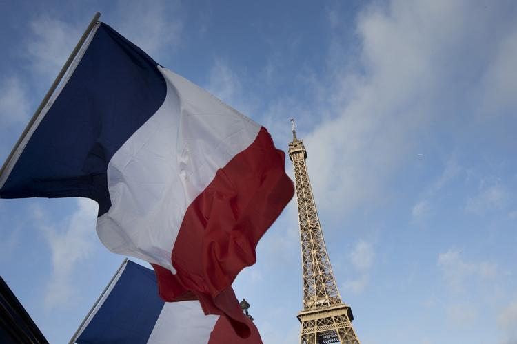Sorg. Det franske flag vil sammen med andre europæsike flag gå på halv i dag, når hele Europa i dag klokken 12 holder ét minuts stilhed for fredagens terrorofre. 