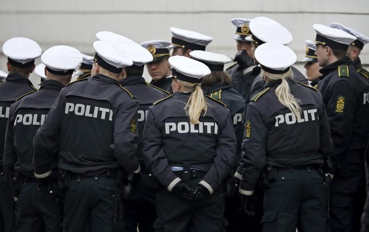 Politi. I disse uger forhandler politikerne i Finansministeriet om politiets økonomi for de kommende år. Dansk Folkeparti vil have 2.000 ekstra betjente. 