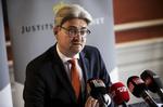 Udvisning. Justitsminister Søren Pind vil have at Højesteret skal se på en omstridt sag, hvor Landsretten ikke i dømte til udvisning. 
