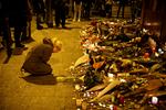 Terror. Et døgn efter terrorangrebet i Paris begyndte folk at lægge blomster og hilsner ved de steder, der blev ramt. 