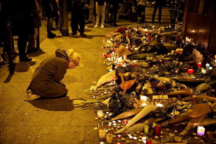 Terror. Et døgn efter terrorangrebet i Paris begyndte folk at lægge blomster og hilsner ved de steder, der blev ramt. 