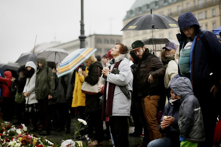 Sorg. Over hele Europa vil der i dag klokken 12 blive afholdt ét minuts stilhed for ofrene efter fredagens terrorangreb i Paris. 