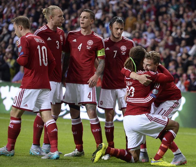 FINALE. Danmark står overfor to ekstremt spændende kampe mod Sverige om at komme til EM i Frankrig til sommer. Politikens Fodboldmagasin gennemgår Morten Olsens muligheder i startopstillingen, Sveriges hold og klæder lytterne helt på til de to afgørende kampe. 