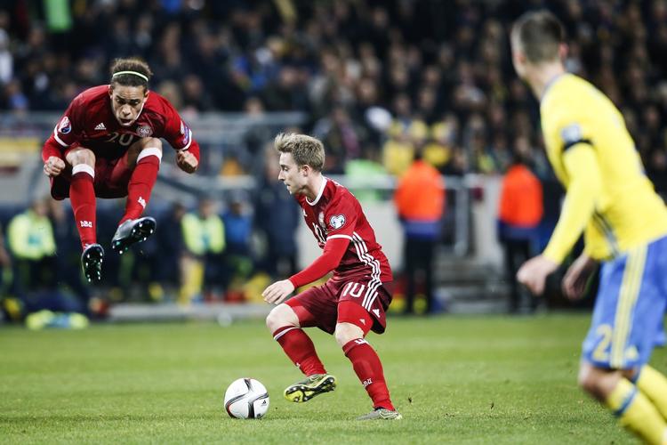 Sikkerhed. DBU opfordrer tilskuerne til at komme i god tid, når Yussuf Poulsen (tv.) og Christian Eriksen sammen med resten af landsholdet skal forsøge at indhente den svenske 2-1-føring. 