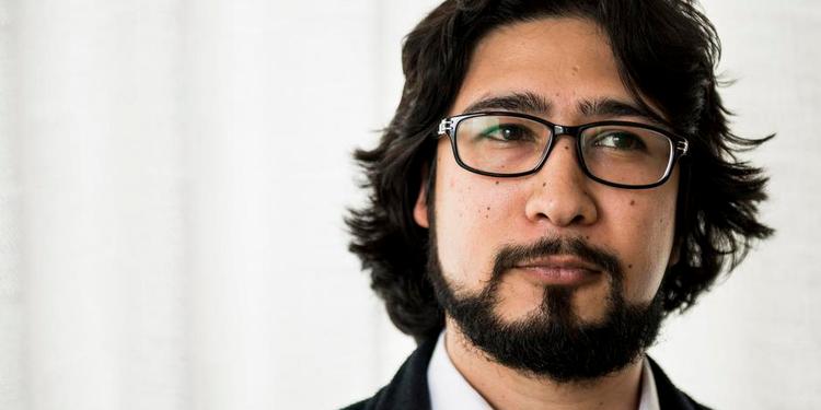 dilemma. Den iranske forfatter Omid Shams Gakieh har fra sit netværk hørt om en hel bølge af forfølgelse og arrestationer af kunstnere i hjemlandet, hvorfor han frygter for at blive sendt hjem. 
