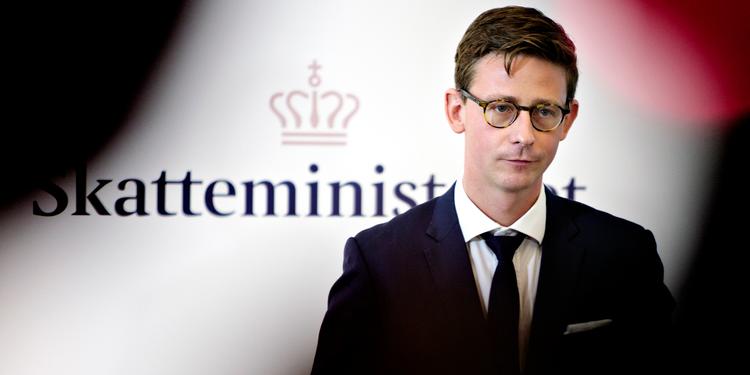 håbefuld. Skatteminister Karsten Lauritzen (V) er rystet over svindlen, og håber, at Bagmandspolitiet kan få fat i så mange af de svindlede milliarder som muligt. 