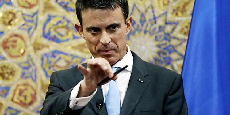 INDSATS. Den franske regeringsleder Manuel Valls meddeler, at landet vil slå hårdt ned på yderligtgående islamister efter blodbadet i Paris. 
