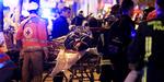 Terror. Redningsfolk og ofre foran spillestedet Bataclan, der natten til lørdag blev ramt af et størreterrorangreb. Nu mener man at have identificeret manden, der planlagde angrebet. 