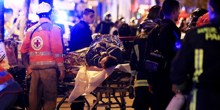Terror. Redningsfolk og ofre foran spillestedet Bataclan, der natten til lørdag blev ramt af et størreterrorangreb. Nu mener man at have identificeret manden, der planlagde angrebet. 