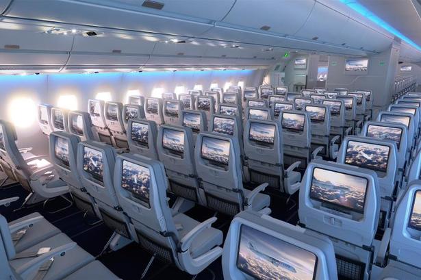 KOMFORT. På economy er der ni sæder på tværs hos Finnair. Den store skærm rummer et pænt udvalg af film. 
