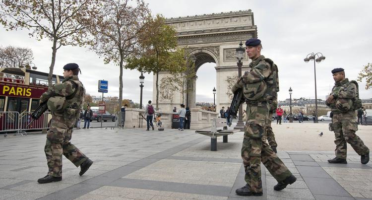 Terrorramt. Mindst 129 personer blev dræbt, da seks separate og simultane angreb ramte Paris fredag aften. Frankrigs præsident har indført undtagelsestilstand i Paris, hvor tungt bevæbnede betjente og soldater ses overalt i bybilledet. 