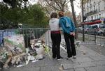 Reflektion. Forbipasserende kigger over afspæringen ved spillestedet Bataclan, hvor omkring 80 omkom ved et terrorangreb fredag. 