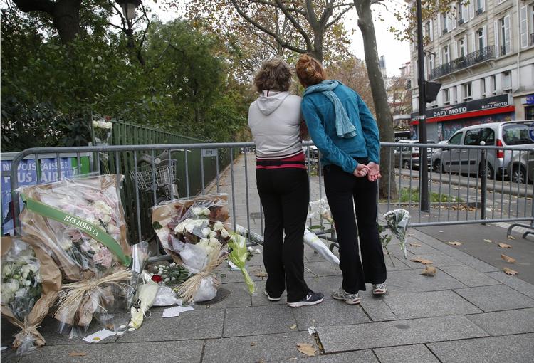 Reflektion. Forbipasserende kigger over afspæringen ved spillestedet Bataclan, hvor omkring 80 omkom ved et terrorangreb fredag. 