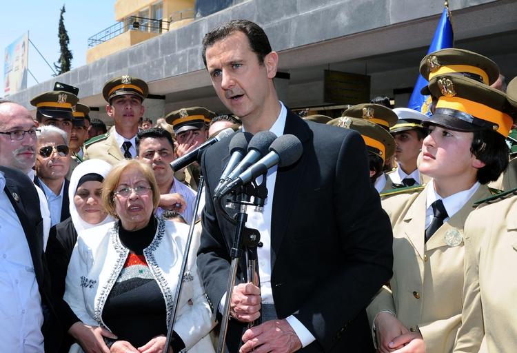 Borgerkrig. Syriens præsident Bashar Assad taler på en skole i Damaskus i maj. Støtte fra Rusland har indtil videre hjulpet ham med at beholde magten. 