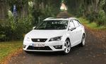 SOLO. Under visse forhold er Seat Leon næsten selvkørende. Den skulle dog lige hjælpes ind på denne p-plads. Foto: Allan Graubæk 