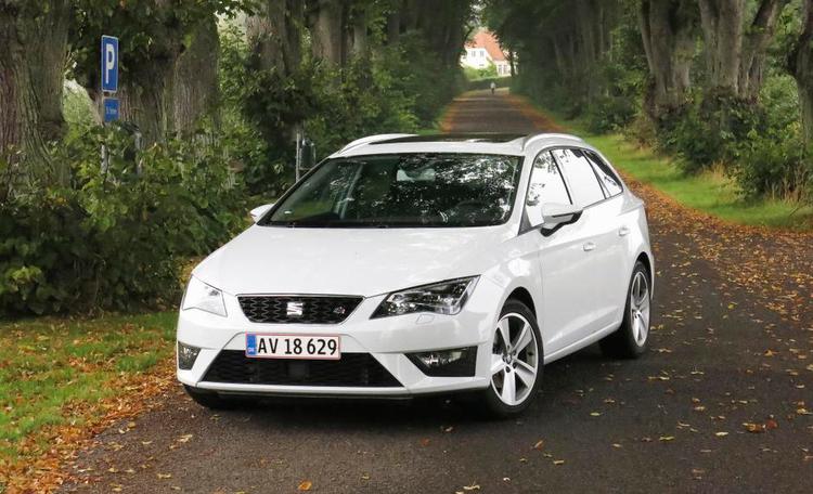 SOLO. Under visse forhold er Seat Leon næsten selvkørende. Den skulle dog lige hjælpes ind på denne p-plads. Foto: Allan Graubæk 