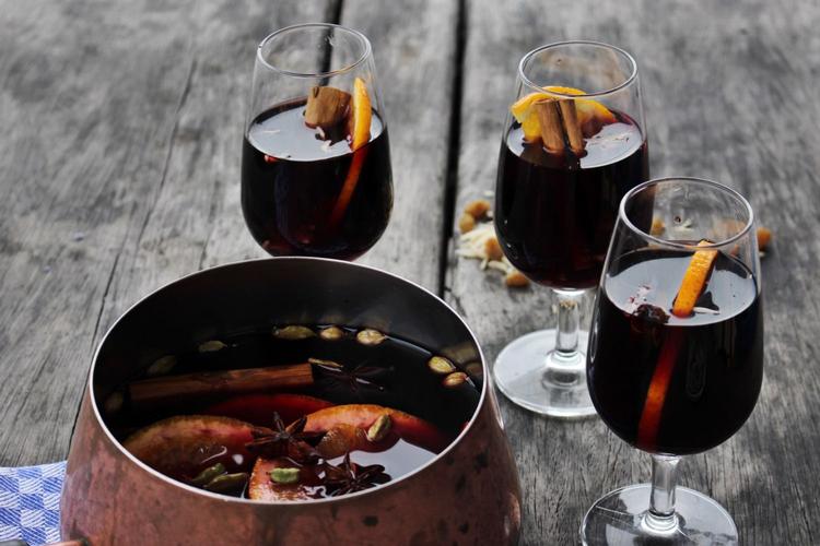 Glöggologerne skal kæmpe om, hvem der laver den bedste glögg på søndag. 