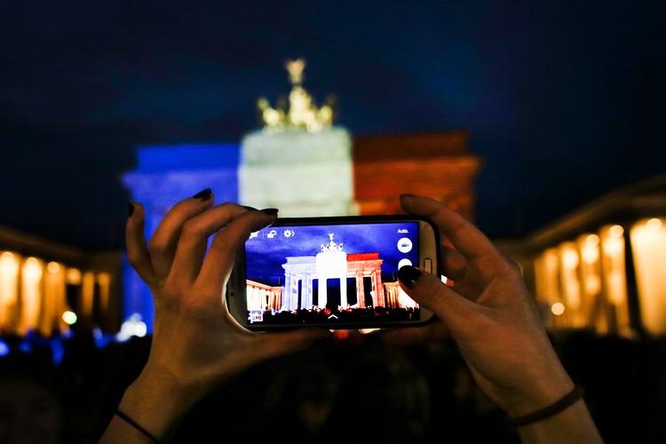 Øjenvidner. Opdateringer fra eksempelvis spillestedet Bataclan i fredags blev mødt med mange velmenende kommentarer fra andre brugere på sociale medier. Men også henvendelser fra journalister, der ønsker et interview med et øjenvidne. 