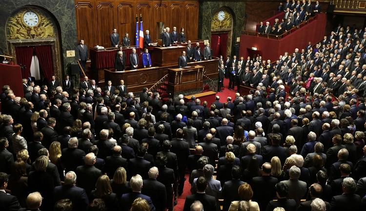 Ekstraordinært. Den franske præsident Hollande taler til samtlige medlemmer i det franske parlaments to kamre. 