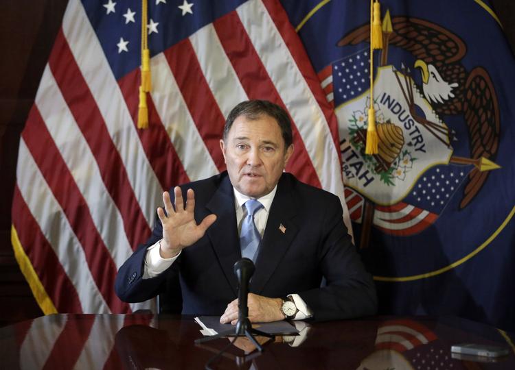 Terrorfrygt. Guvenør i delstaten Utah, Gary Herbert, på en pressekonference, efter at han har beordret en stramning af sikkerhedstjek af syrisk flygtninge. Flere amerikanske delstater siger efter terrorangrebet i Paris nej til at modtage flygtninge fra Syrien. 