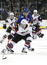 danskeropgør. Mikkel Bødker (forrest) kæmper for pucken i opgøret mod Frans Nielsen og New York Islanders. 